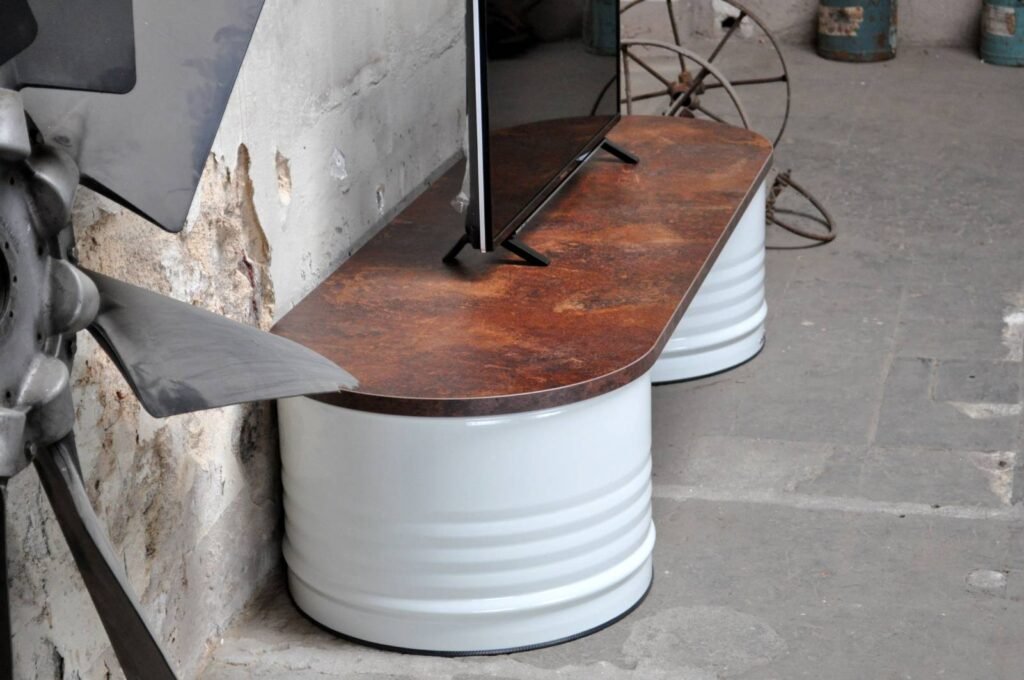 Sideboard industriel en tonneaux métal avec plateau bois décoratif