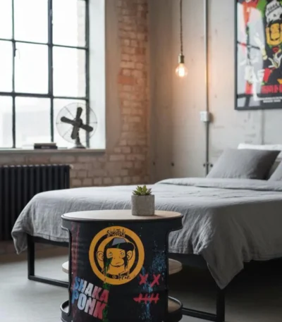 Table d’appoint en tonneau métal recyclé avec peinture graffiti artisanale