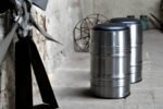 Tabouret en Tonneau Métal 200L – Assise Rembourrée Design Industriel Upcyclé – Image 3