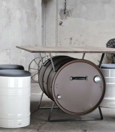 Table à manger en tonneau métal 200L avec plateau en chêne massif
