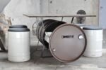 Table à manger en tonneau métal 200L avec plateau en chêne massif – Mobilier upcyclé industriel – Image 4