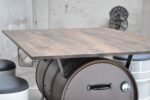 Table à manger en tonneau métal 200L avec plateau en chêne massif – Mobilier upcyclé industriel – Image 3
