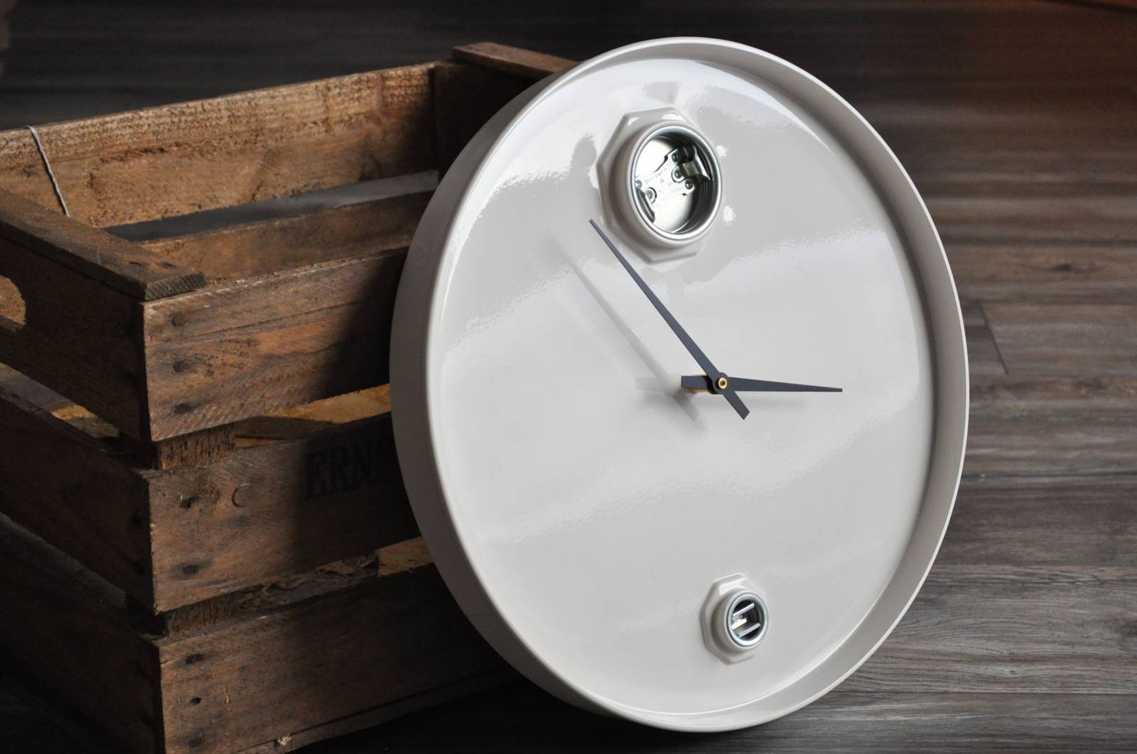 Horloge murale industrielle en tonneau métal upcyclé 60L Horloge murale industrielle en tonneau métal upcyclé 60L