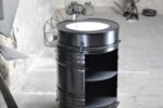 Meuble Vasque Upcycling en Tonneau Métal 200L – Plateau HPL Noir & Porte Coulissante – Image 3
