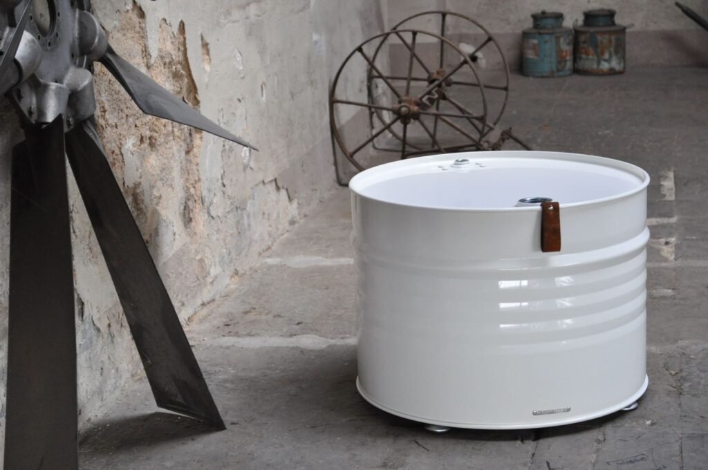 Truhe upcycling en baril métal 200L avec pieds en bois design industriel