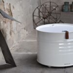 Truhe upcycling en baril métal 200L avec pieds en bois design industriel