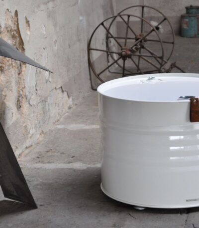 Truhe upcycling en baril métal 200L avec pieds en bois design industriel