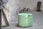 Truhe Upcycling en Baril Métal 200L – Coffre Design Industriel avec Pieds Bois – Image 2
