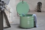 Truhe Upcycling en Baril Métal 200L – Coffre Design Industriel avec Pieds Bois – Image 4