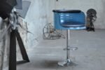 Tabouret de bar en tonneau métal 200L upcyclé avec assise pivotante
