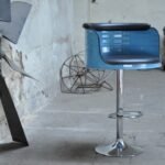 Tabouret de bar en tonneau métal 200L upcyclé avec assise pivotante