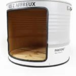 Maison grotte pour chat en baril métal recyclé avec plateau bois