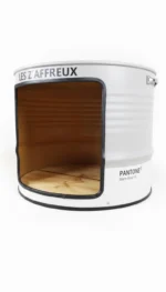 Maison grotte pour chat en baril métal recyclé avec plateau bois