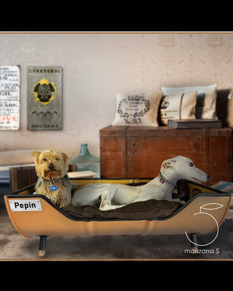 Couchage pour chien design vintage en tonneau métallique upcyclé