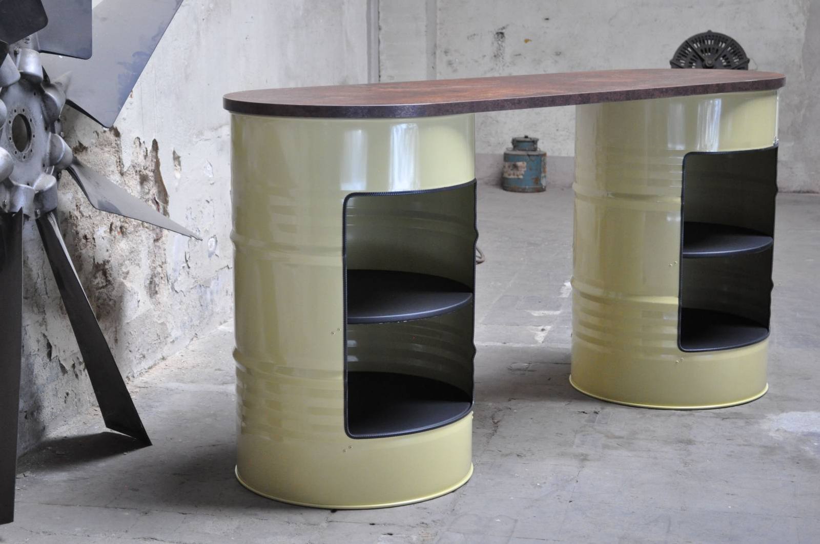 Comptoir de cuisine en tonneau métal upcyclé avec plateau en chêne massif Comptoir de cuisine en tonneau métal upcyclé avec plateau en chêne massif